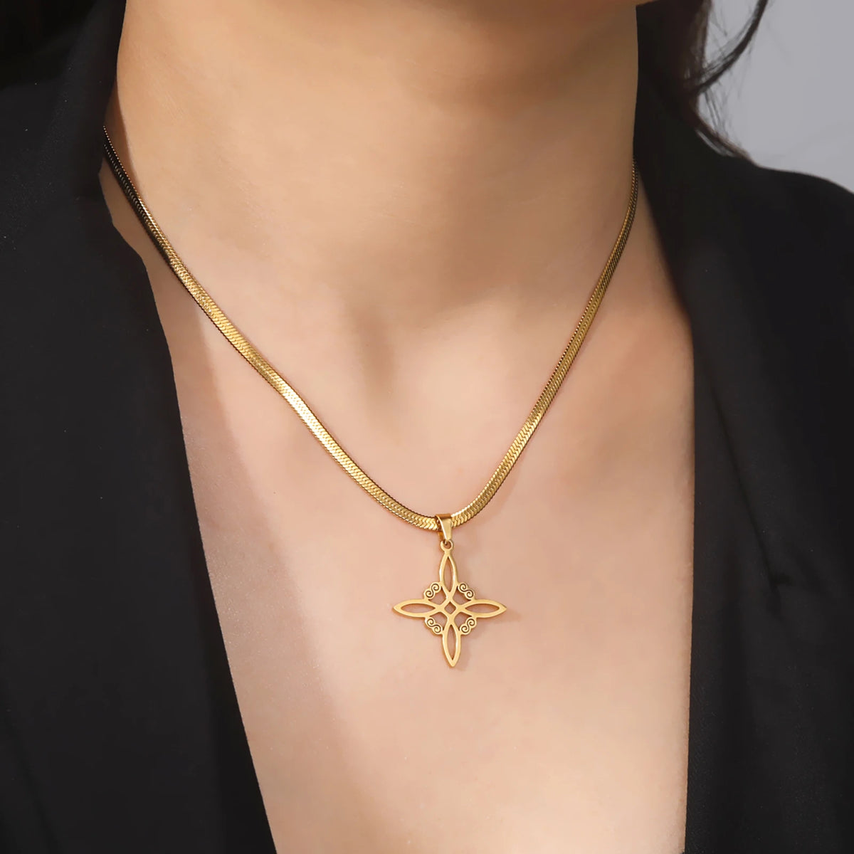 Celtic Witch Knot Necklace - Trinity Symbol